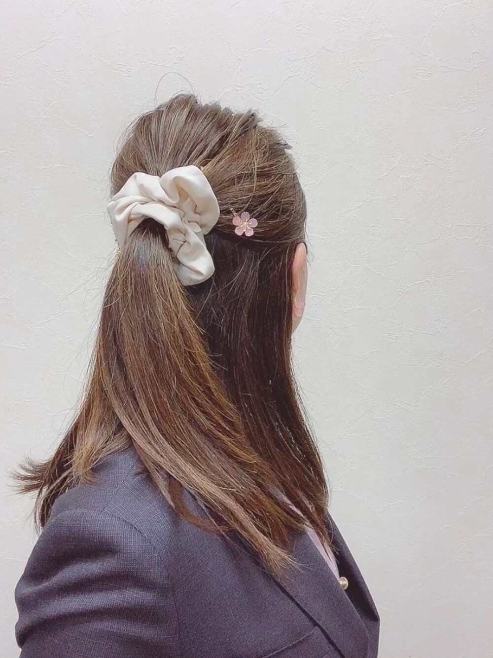 ブラウン系のスーツセット、ピンク系のシャツ/ブラウス、ベージュ系のパンプスを着用したレディースの春コーディネートの4枚目の写真