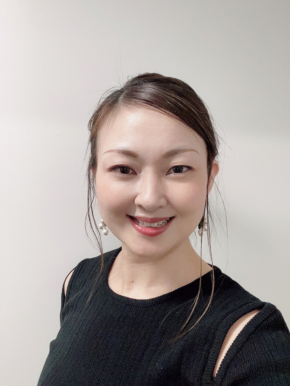 ブラック系のニット/セーター、グリーン系のスカート、ブラック系のレインシューズを着用したレディースの夏コーディネートの5枚目の写真