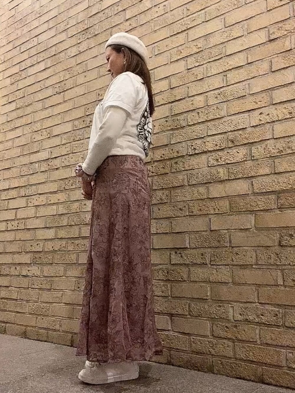 ホワイト系のTシャツ/カットソー、ピンク系のスカート、ホワイト系のスニーカーを着用したレディースの春コーディネートの4枚目の写真