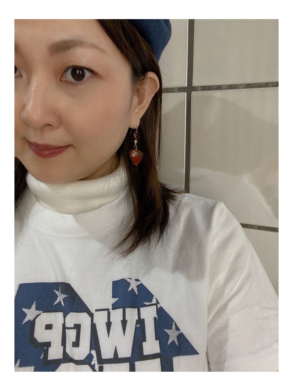 ホワイト系のTシャツ/カットソー、ホワイト系のパンツ、ホワイト系のブーツを着用したレディースの冬コーディネートの3枚目の写真