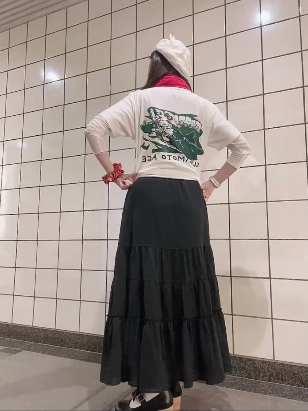 ホワイト系のTシャツ/カットソー、ホワイト系のTシャツ/カットソー、ブラック系のスカートを着用したレディースの夏コーディネートの3枚目の写真