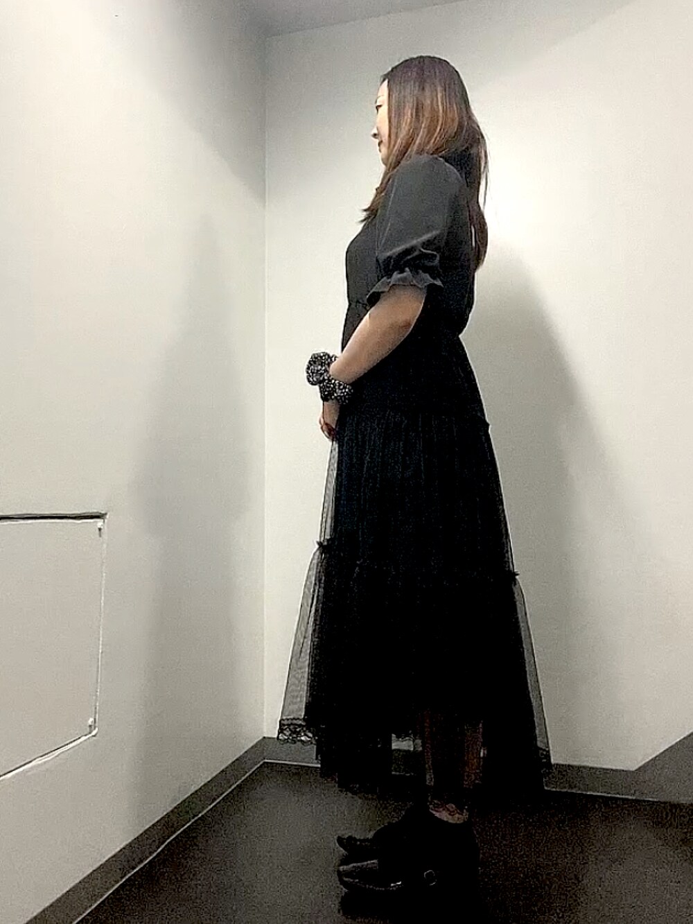 ブラック系のワンピース、ブラック系のその他シューズ、ブラック系のシュシュを着用したレディースの夏コーディネートの4枚目の写真