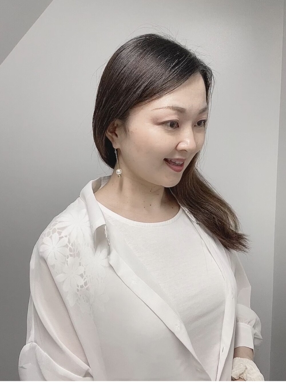 ホワイト系のTシャツ/カットソー、グリーン系のカーゴパンツ、ブラック系のサンダルを着用したレディースの夏コーディネートの5枚目の写真