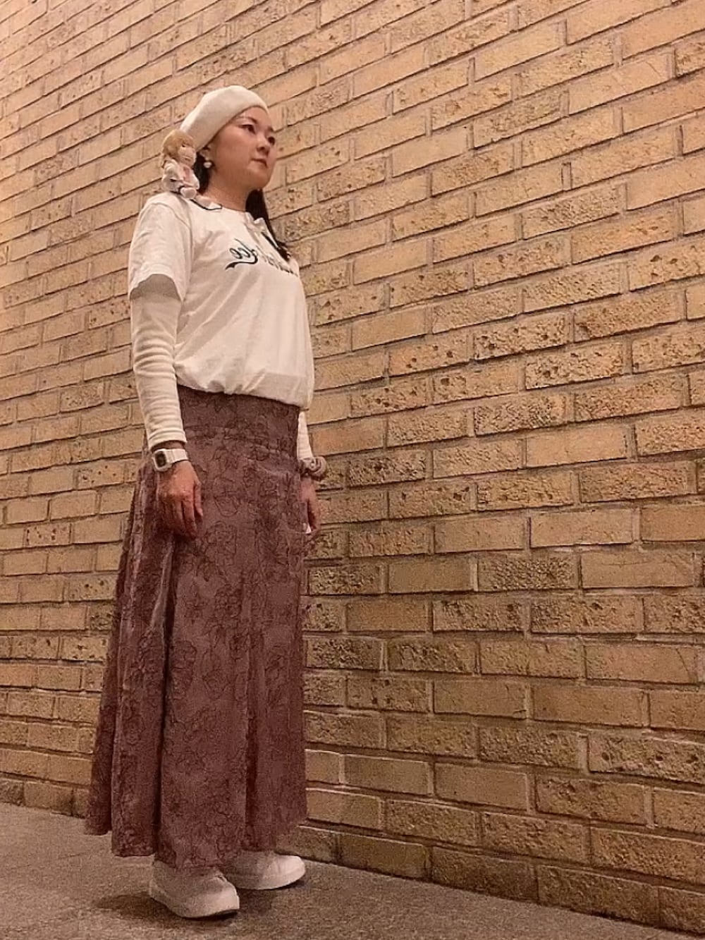 ホワイト系のTシャツ/カットソー、ピンク系のスカート、ホワイト系のスニーカーを着用したレディースの春コーディネートの2枚目の写真