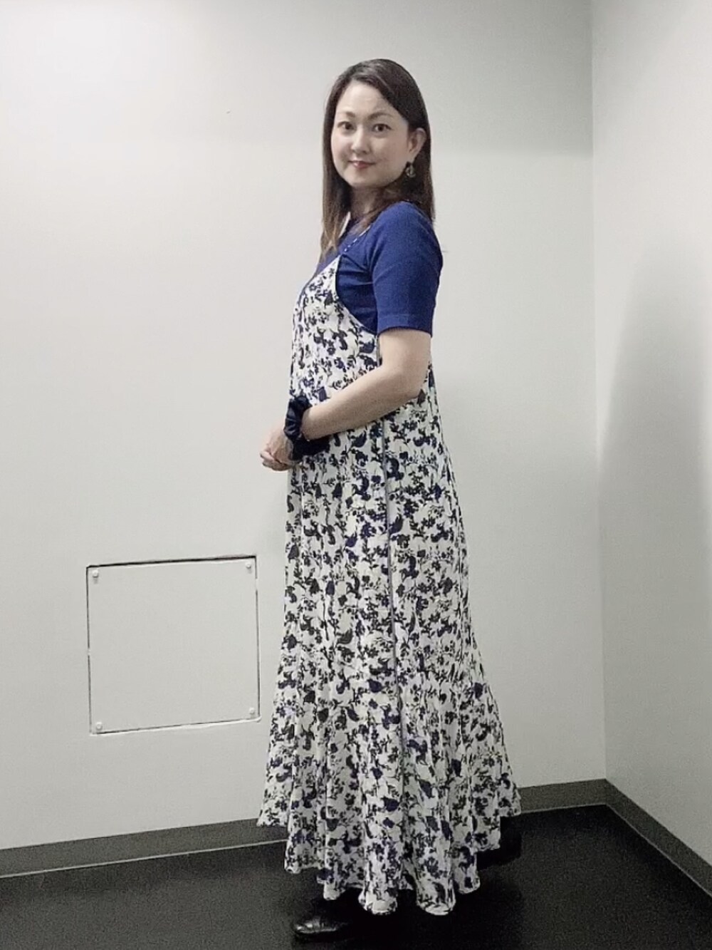 ブルー系のTシャツ/カットソー、ブルー系のワンピース、ブラック系のレインシューズを着用したレディースの秋コーディネートの2枚目の写真