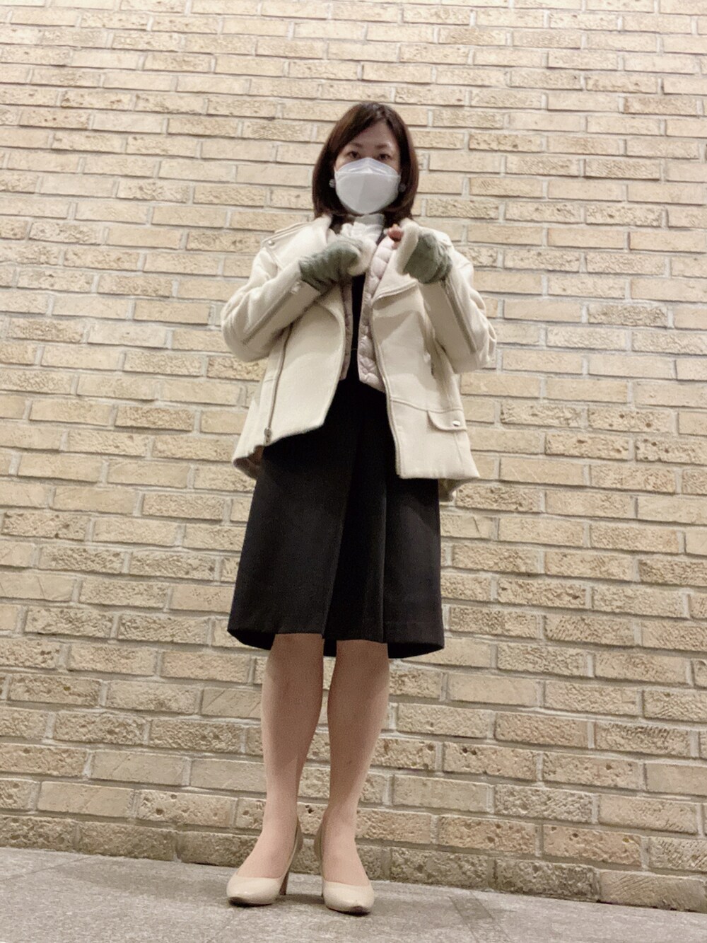 ホワイト系のシャツ/ブラウス、ブラウン系のスーツセット、ベージュ系のパンプスを着用したレディースの冬コーディネートの2枚目の写真