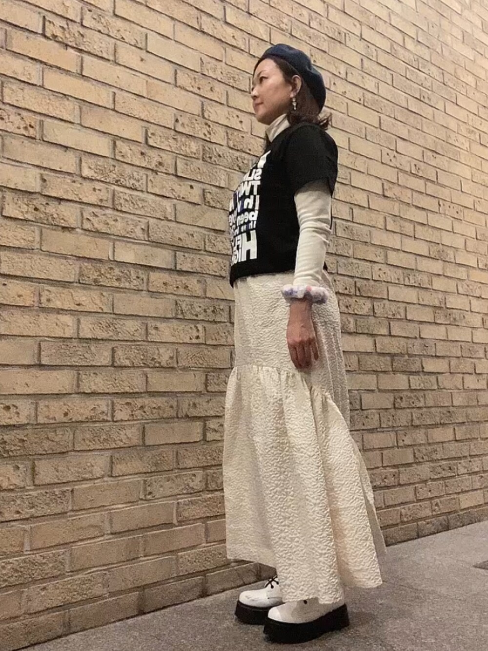 ブラック系のTシャツ/カットソー、ホワイト系のスカート、ホワイト系のTシャツ/カットソーを着用したレディースの冬コーディネートの4枚目の写真