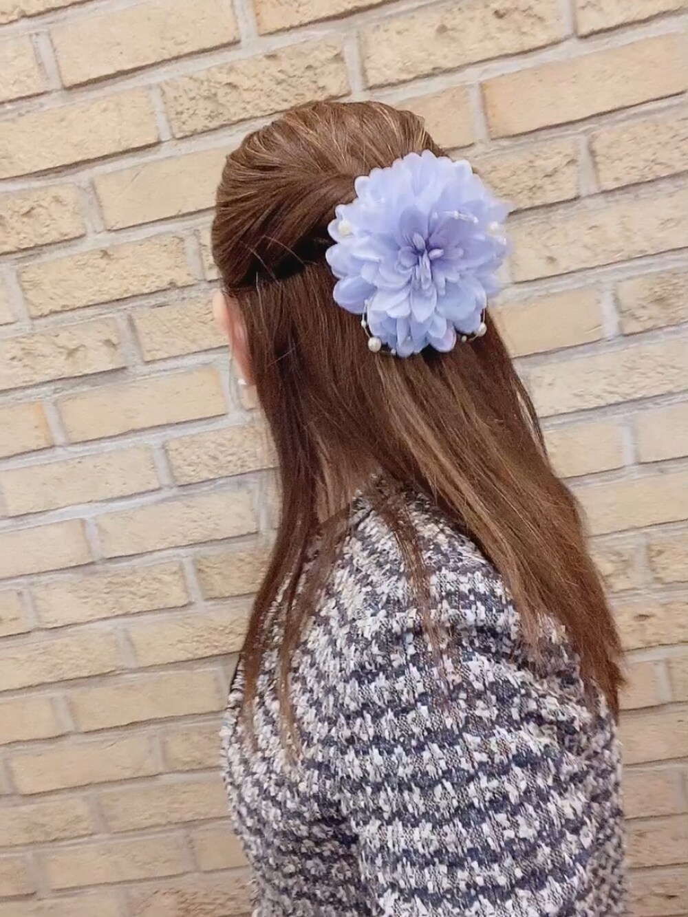 ブルー系のスーツセット、ブラック系のパンプス、ブルー系のTシャツ/カットソーを着用したレディースの春コーディネートの3枚目の写真