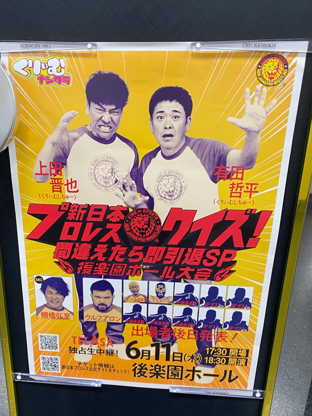 ホワイト系のTシャツ/カットソー、ホワイト系のTシャツ/カットソー、ブラック系のスカートを着用したレディースの夏コーディネートの4枚目の写真