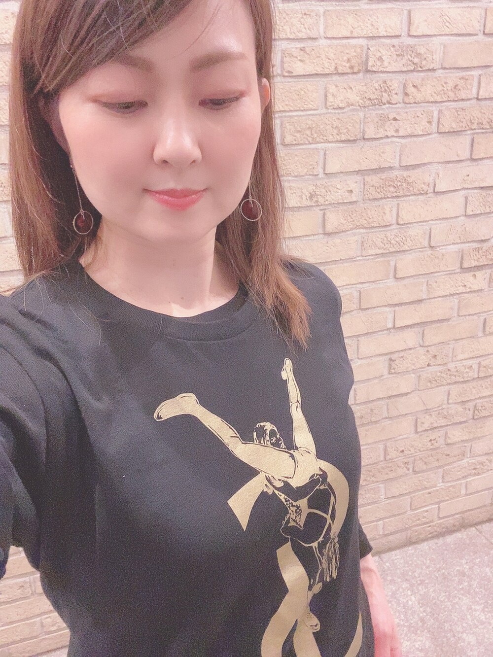 ピンク系のスカート、ピンク系のパンプス、ブラック系のTシャツ/カットソーを着用したレディースの春コーディネートの4枚目の写真