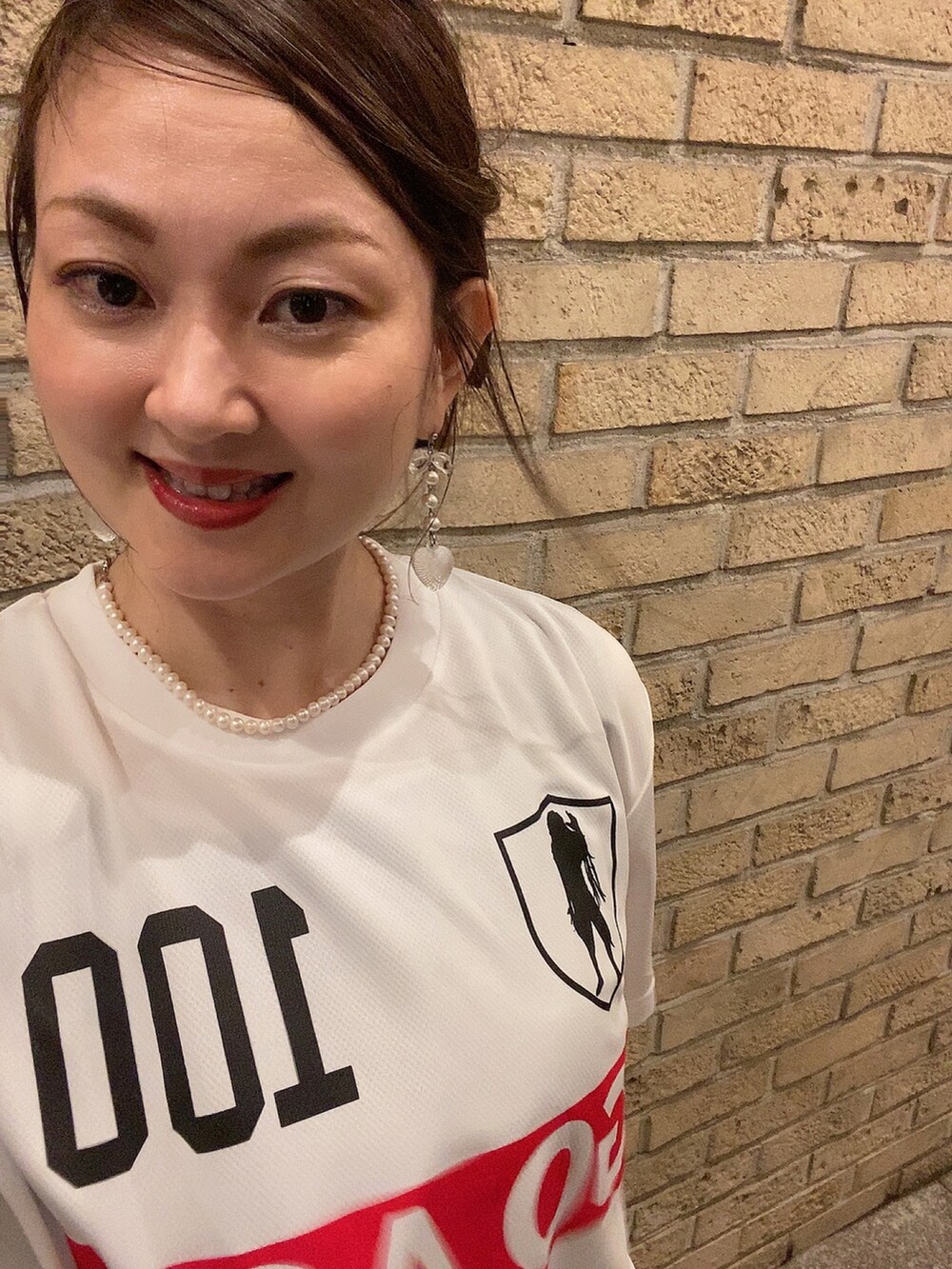 ホワイト系のTシャツ/カットソー、ブラック系のワンピース、ブラック系のサンダルを着用したレディースの夏コーディネートの3枚目の写真