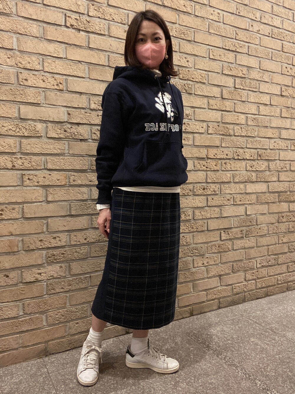 ブルー系のパーカー、ホワイト系のTシャツ/カットソー、ホワイト系のスニーカーを着用したレディースの春コーディネートの2枚目の写真