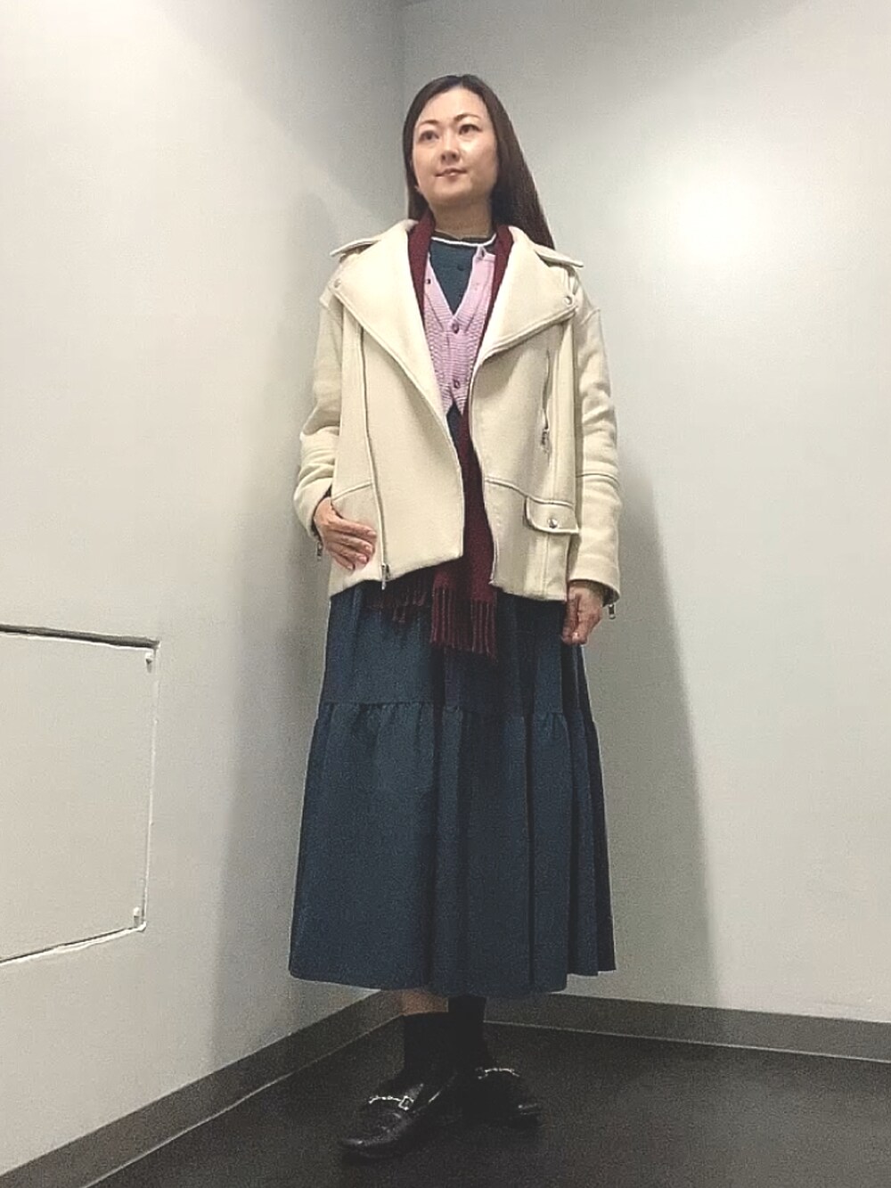 ピンク系のカーディガン/ボレロ、ブルー系のワンピース、ブラック系のローファーを着用したレディースの春コーディネートの2枚目の写真