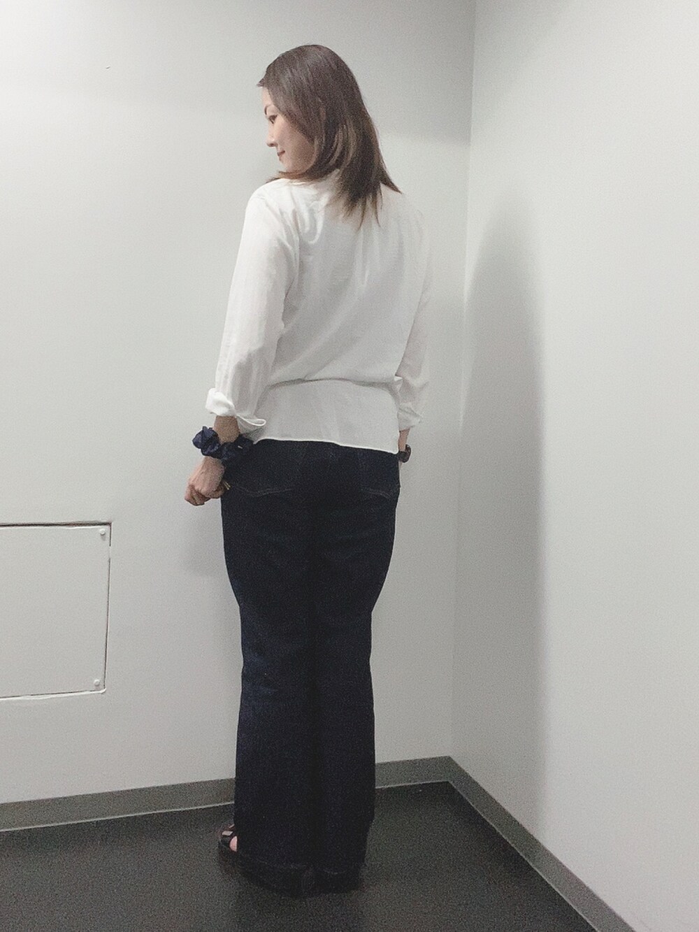 ホワイト系のシャツ/ブラウス、ブルー系のデニムパンツ、ブラック系のサンダルを着用したレディースの夏コーディネートの3枚目の写真