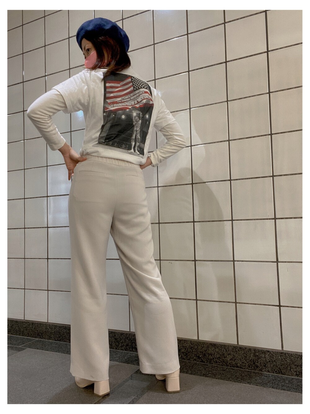 ホワイト系のTシャツ/カットソー、ホワイト系のパンツ、ホワイト系のブーツを着用したレディースの冬コーディネートの2枚目の写真