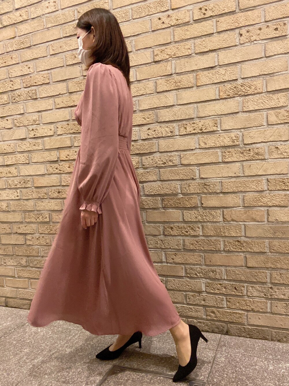 ピンク系のワンピース、ブラック系のパンプス、シルバー系のネックレスを着用したレディースの春コーディネートの2枚目の写真