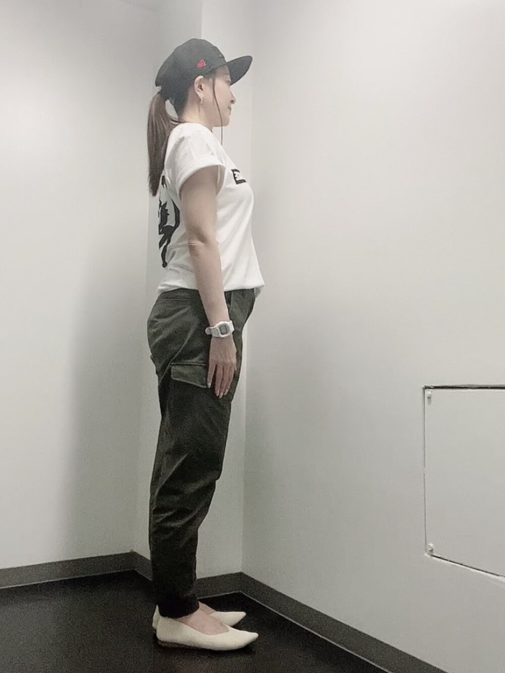 ホワイト系のTシャツ/カットソー、ホワイト系のバレエシューズ、グリーン系のカーゴパンツを着用したレディースの夏コーディネートの2枚目の写真