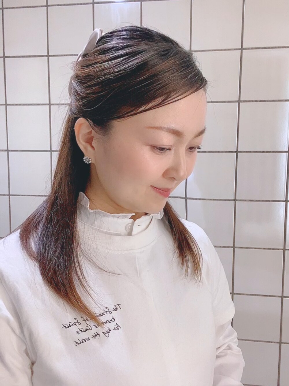 ホワイト系のTシャツ/カットソー、ブラウン系のスーツセット、ベージュ系のパンプスを着用したレディースの春コーディネートの5枚目の写真