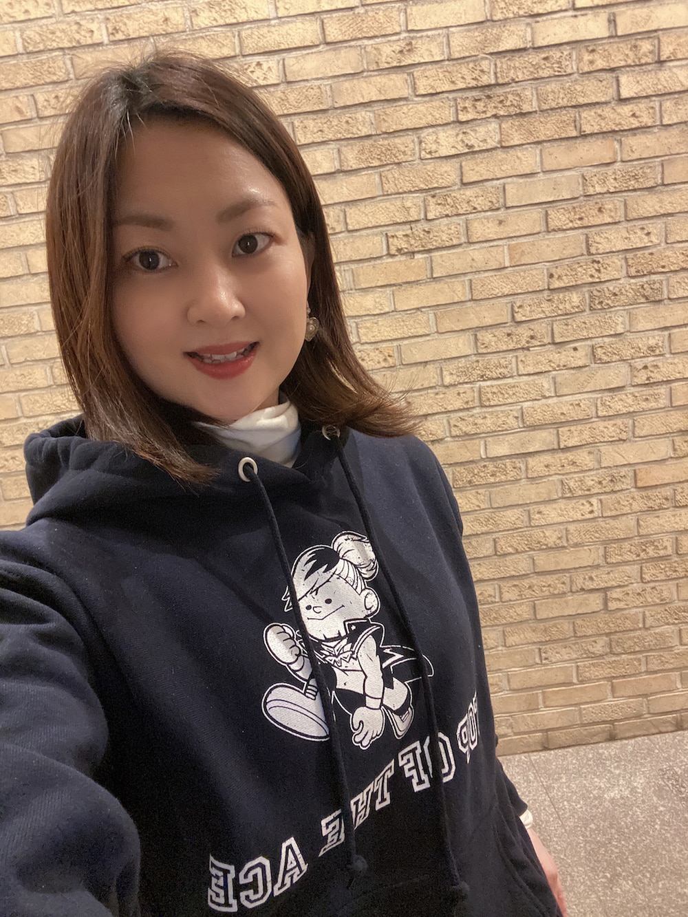 ブルー系のパーカー、ホワイト系のTシャツ/カットソー、ホワイト系のスニーカーを着用したレディースの春コーディネートの3枚目の写真