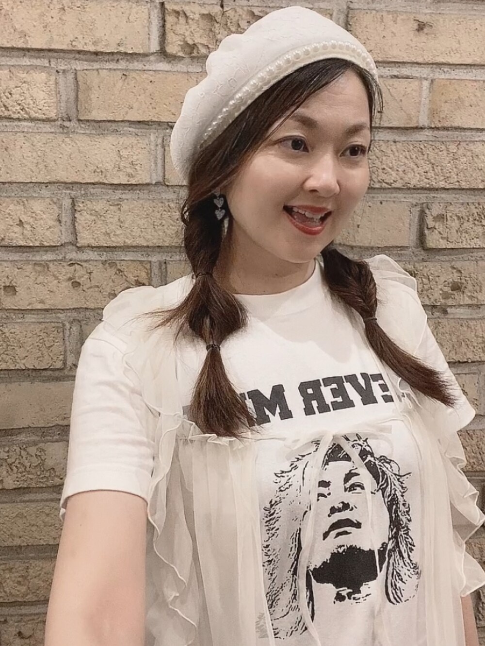 ホワイト系のTシャツ/カットソー、ホワイト系のシャツ/ブラウス、グレー系のその他パンツを着用したレディースの夏コーディネートの5枚目の写真