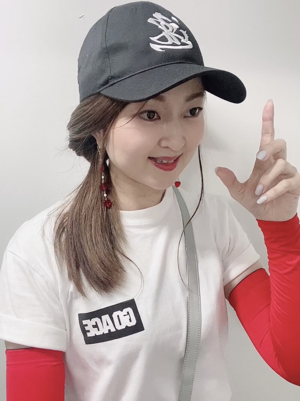 ホワイト系のTシャツ/カットソー、グレー系のショルダーバッグ、ブラック系のサンダルを着用したレディースの夏コーディネートの3枚目の写真