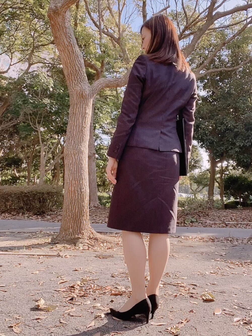 ブラウン系のスーツセット、ピンク系のシャツ/ブラウス、ブラック系のパンプスを着用したレディースの冬コーディネートの3枚目の写真
