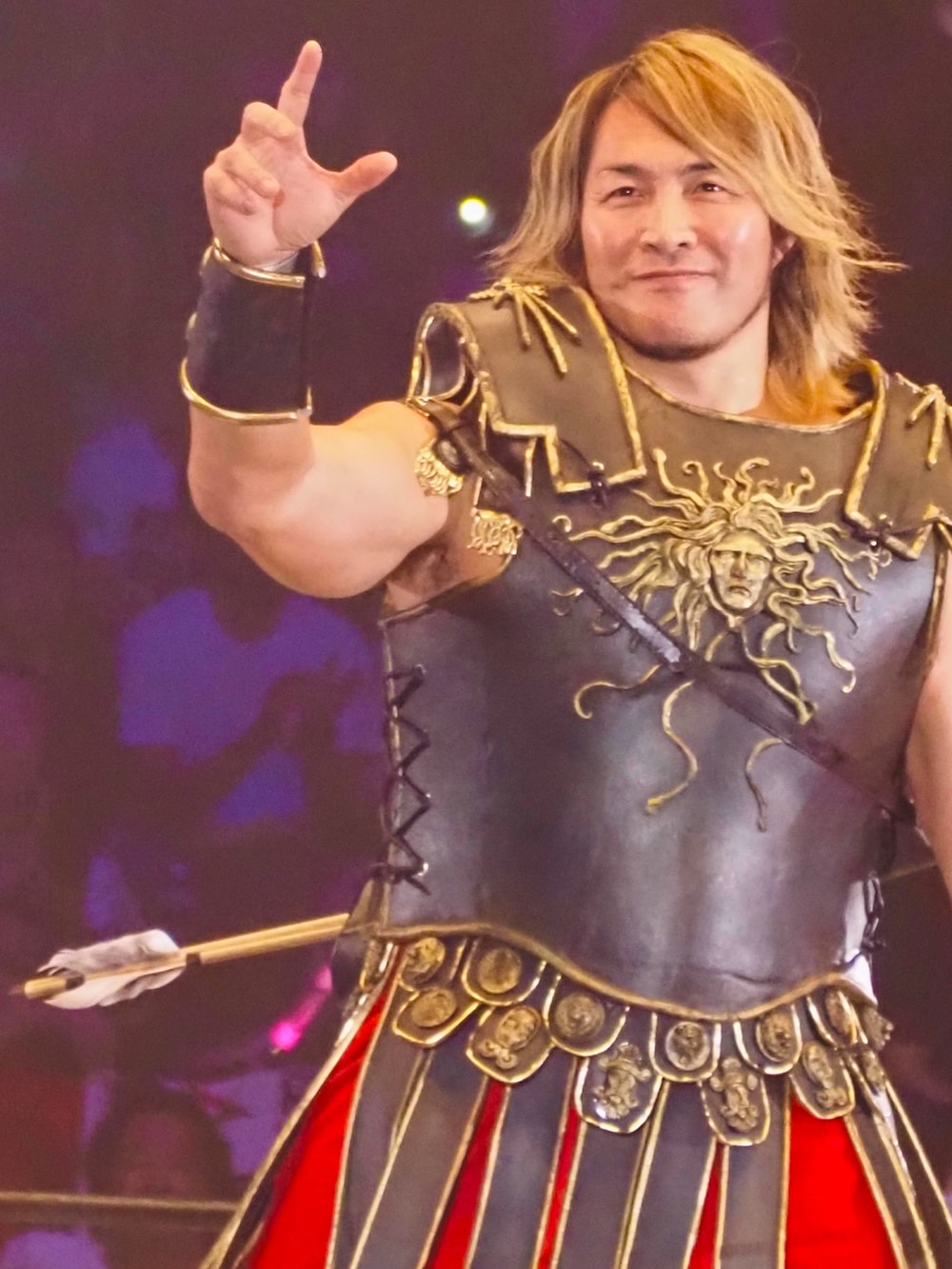 ホワイト系のTシャツ/カットソー、ホワイト系のトートバッグ、ホワイト系のスカートを着用したレディースの秋コーディネートの2枚目の写真