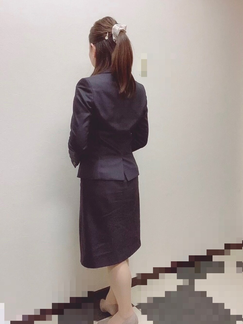 ブラウン系のスーツセット、ピンク系のシャツ/ブラウス、ベージュ系のパンプスを着用したレディースの春コーディネートの2枚目の写真