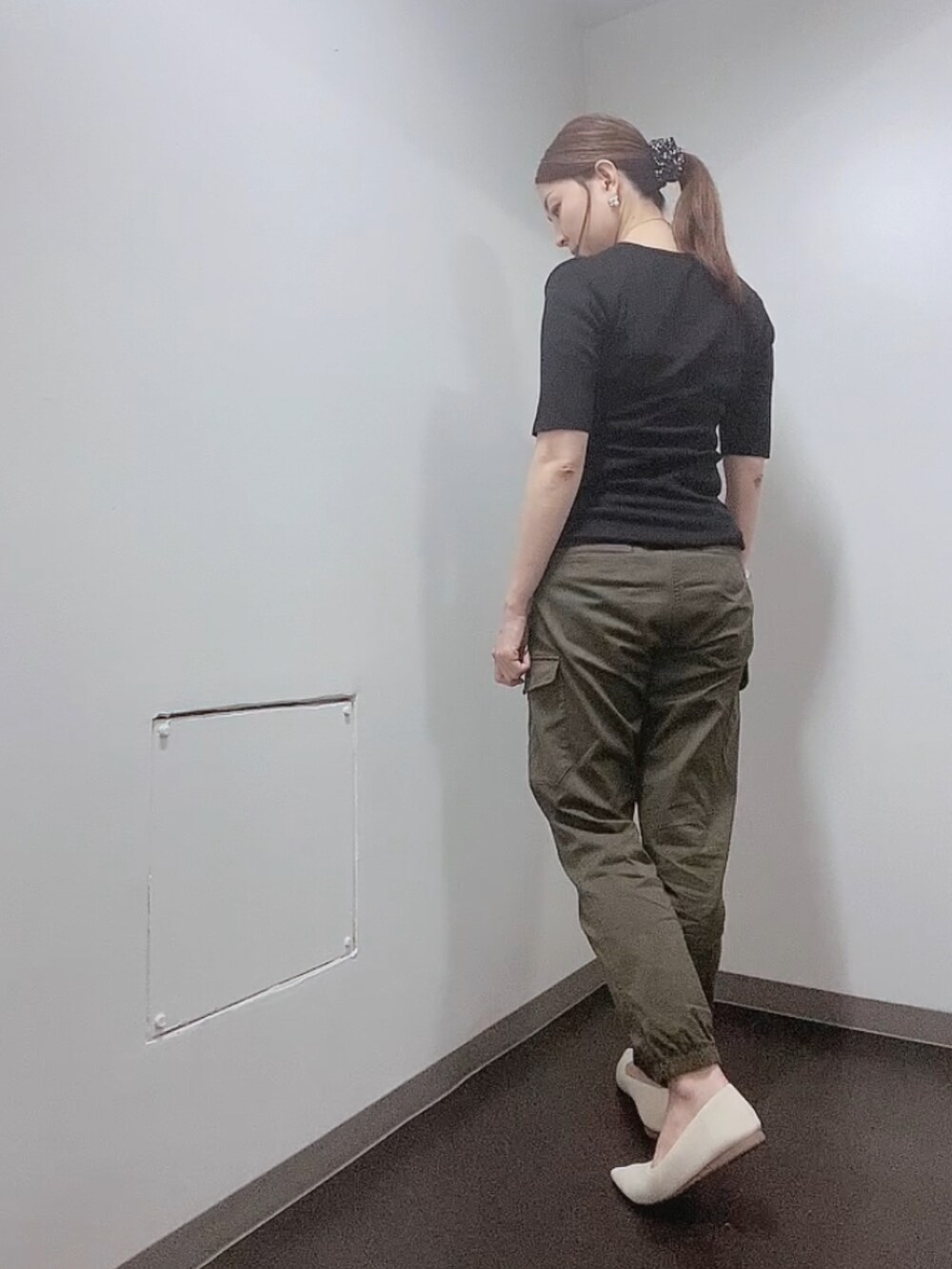 ブラック系のニット/セーター、グリーン系のカーゴパンツ、ホワイト系のバレエシューズを着用したレディースの夏コーディネートの4枚目の写真