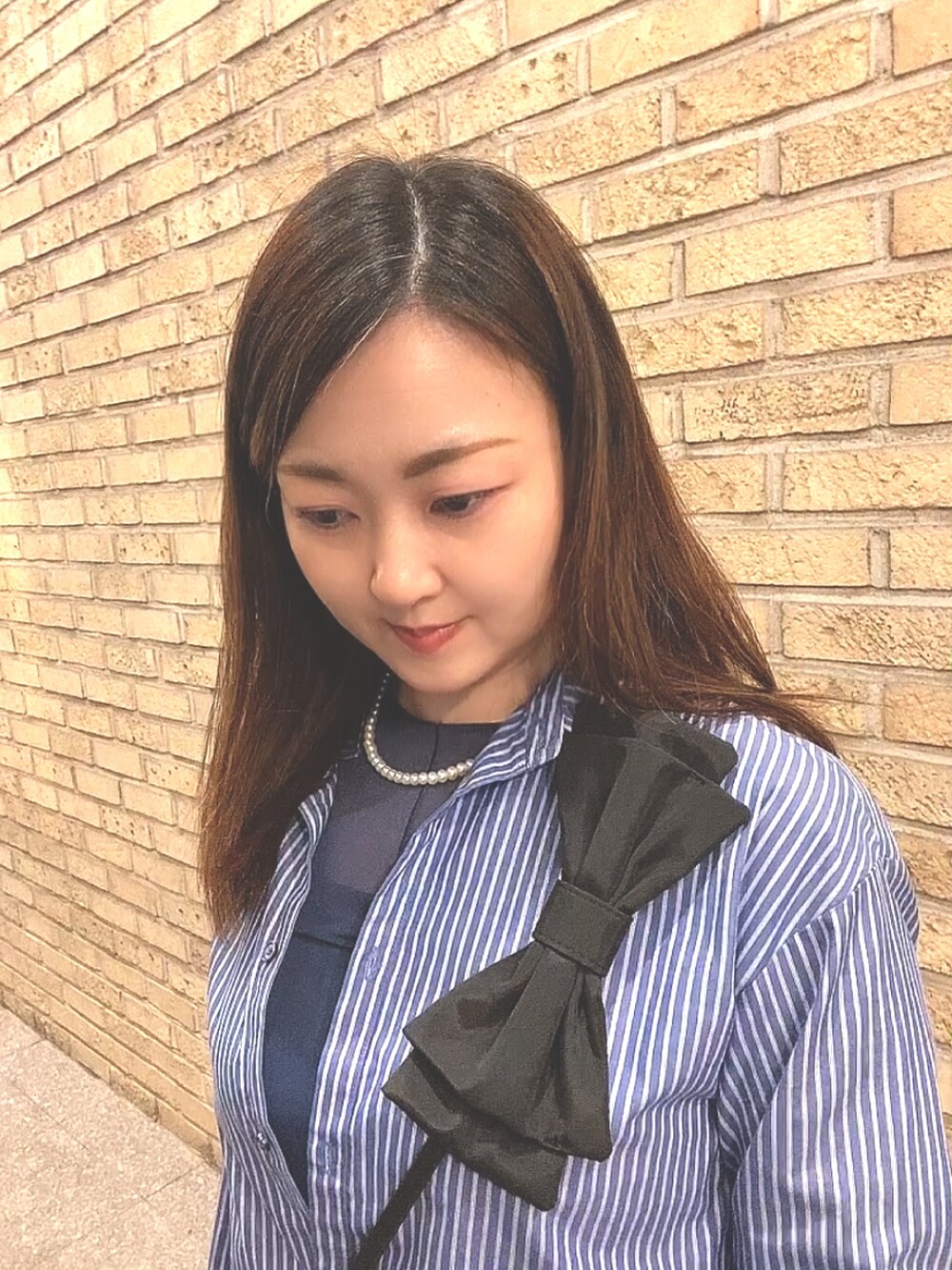 ブルー系のTシャツ/カットソー、ブルー系のシャツ/ブラウス、ブラック系のスラックスを着用したレディースの春コーディネートの4枚目の写真