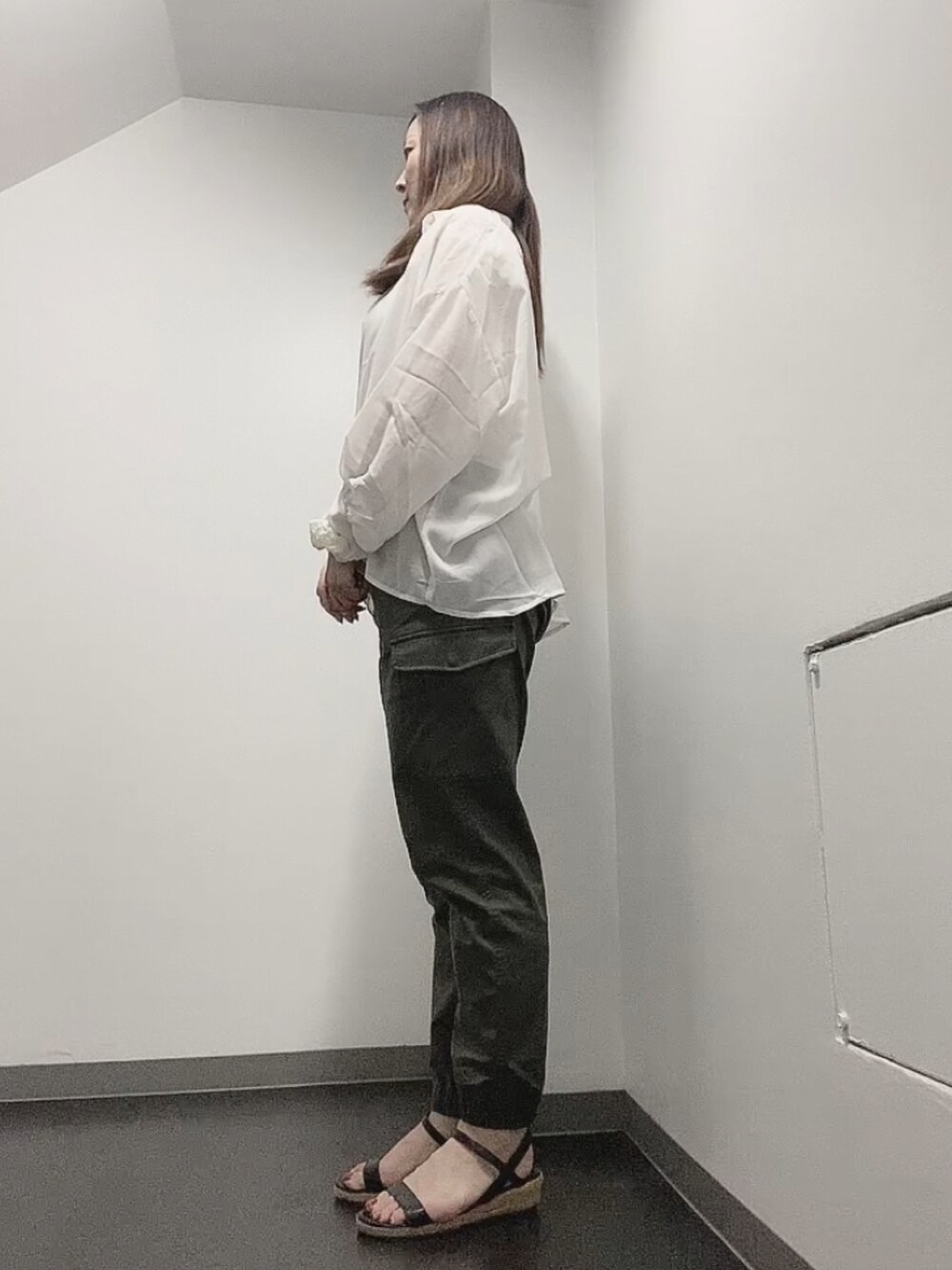 ホワイト系のTシャツ/カットソー、グリーン系のカーゴパンツ、ブラック系のサンダルを着用したレディースの夏コーディネートの4枚目の写真