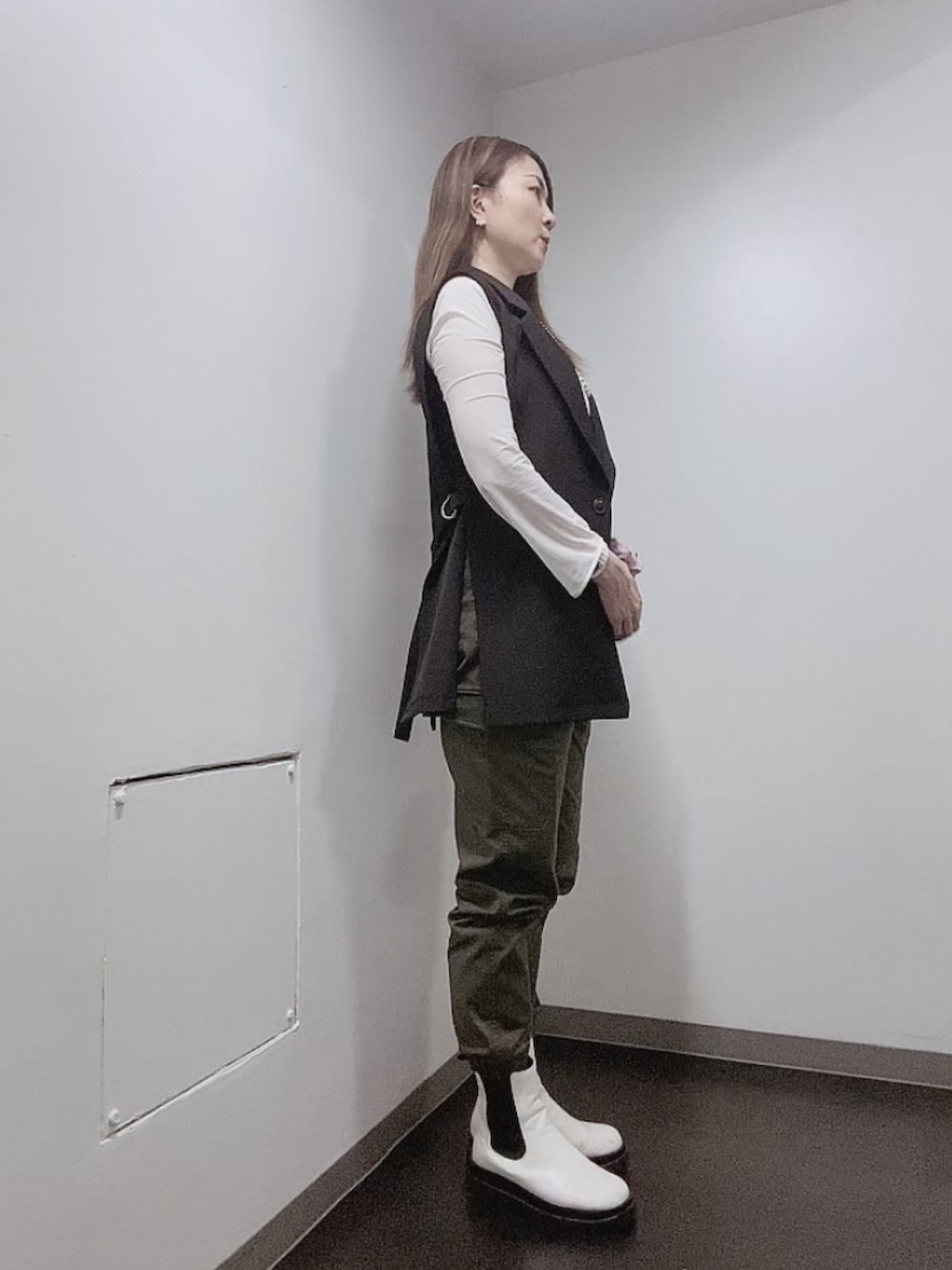 グリーン系のカーゴパンツ、ホワイト系のTシャツ/カットソー、ホワイト系のタンクトップを着用したレディースの夏コーディネートの2枚目の写真