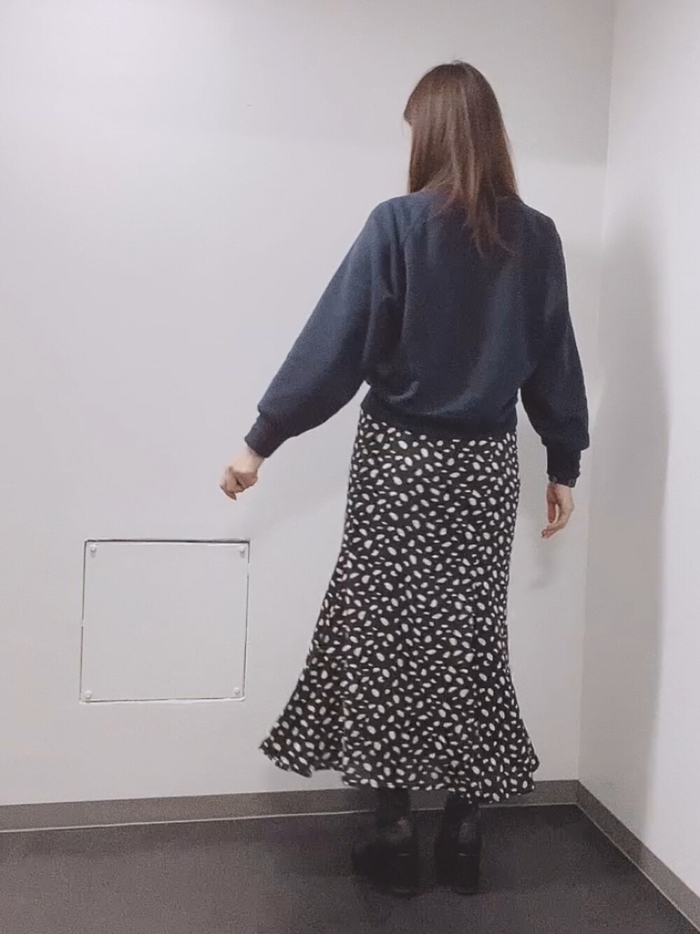 ブルー系のスウェット、ブラック系のスカート、ブラック系のブーツを着用したレディースの秋コーディネートの3枚目の写真