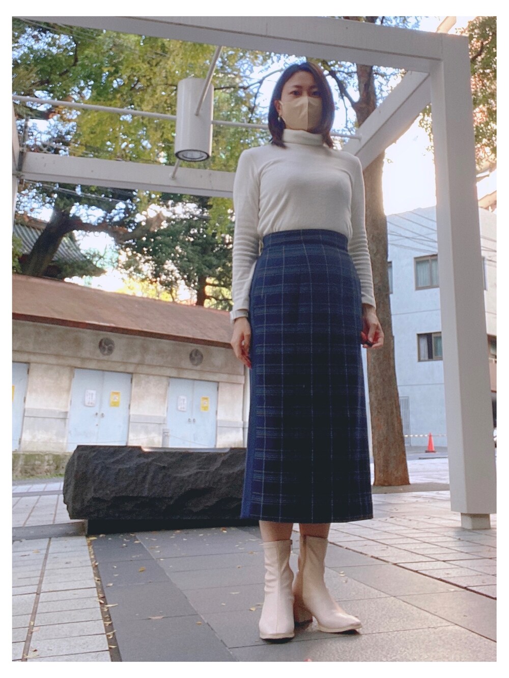 ブラック系のジャケット/アウター、ホワイト系のブーツ、ホワイト系のその他トップスを着用したレディースの冬コーディネートの2枚目の写真