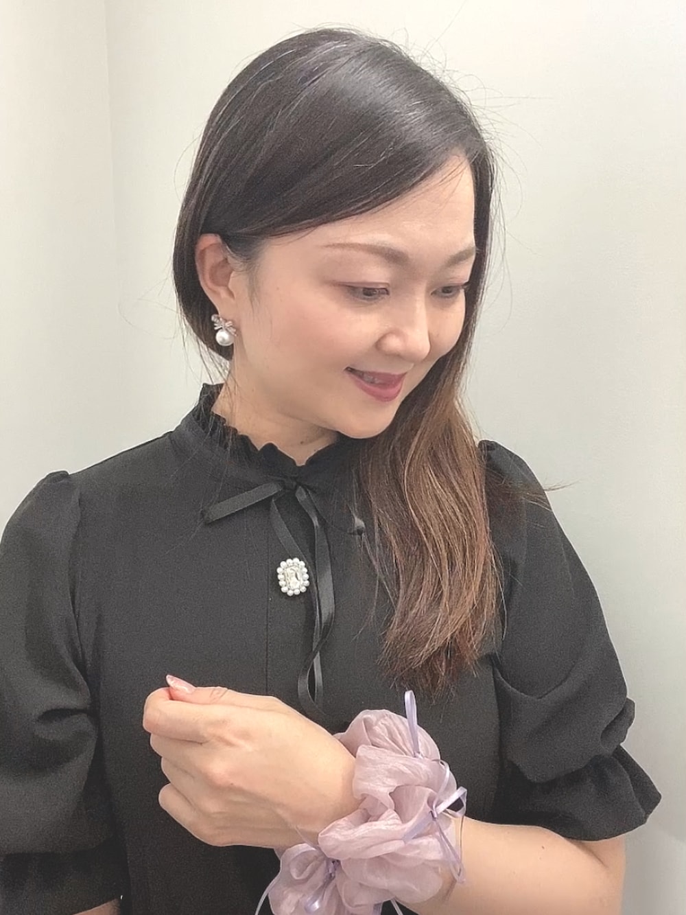 ブラック系のワンピース、ホワイト系のレインシューズ、ホワイト系のピアス（両耳用）を着用したレディースの秋コーディネートの4枚目の写真