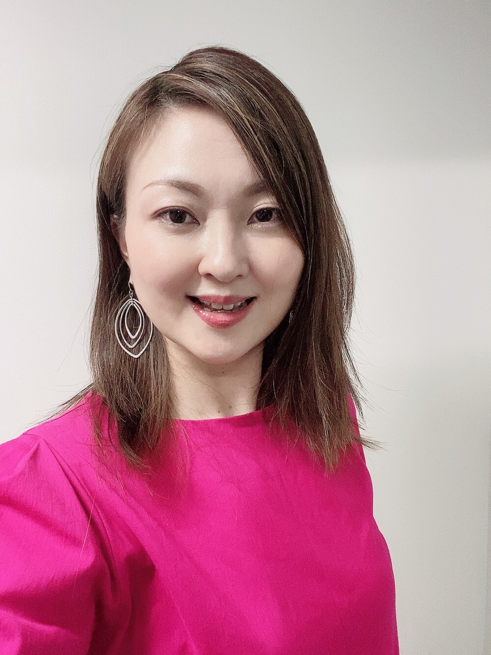 ピンク系のTシャツ/カットソー、ホワイト系のスカート、ホワイト系のサンダルを着用したレディースの夏コーディネートの4枚目の写真