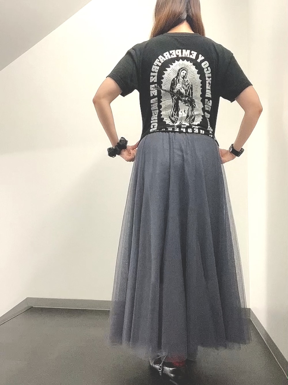ブラック系のTシャツ/カットソー、グレー系のスカート、ブラック系のその他シューズを着用したレディースの秋コーディネートの3枚目の写真
