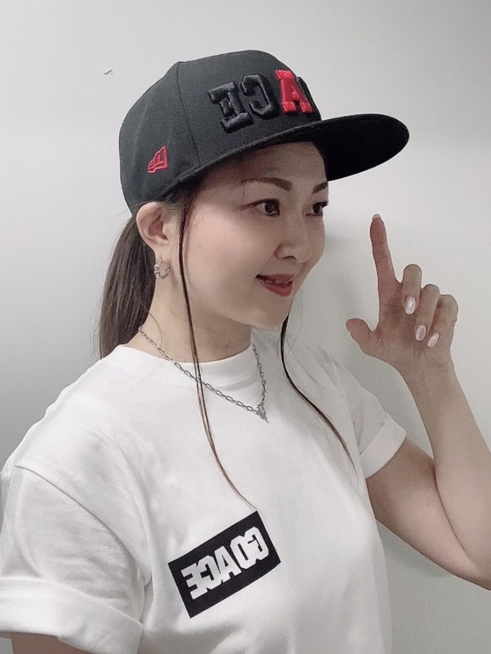 ホワイト系のTシャツ/カットソー、ホワイト系のバレエシューズ、グリーン系のカーゴパンツを着用したレディースの夏コーディネートの4枚目の写真