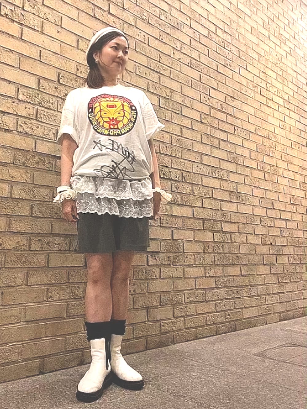 ホワイト系のレインシューズ、ホワイト系のTシャツ/カットソー、その他のキャミソールを着用したレディースの秋コーディネートの2枚目の写真