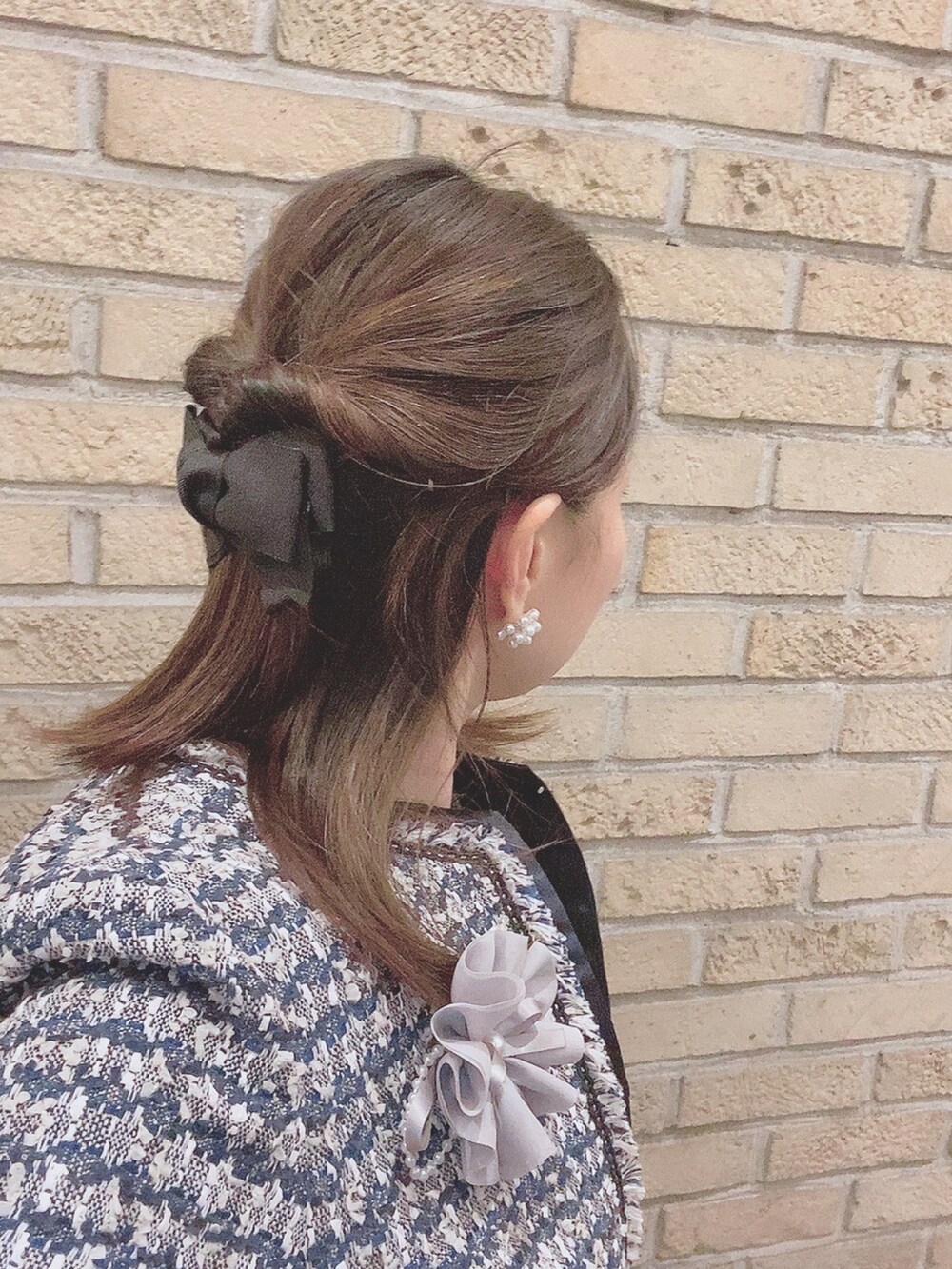 ブルー系のスーツセット、グレー系のパンプス、ブラック系のデジタル腕時計を着用したレディースの夏コーディネートの4枚目の写真