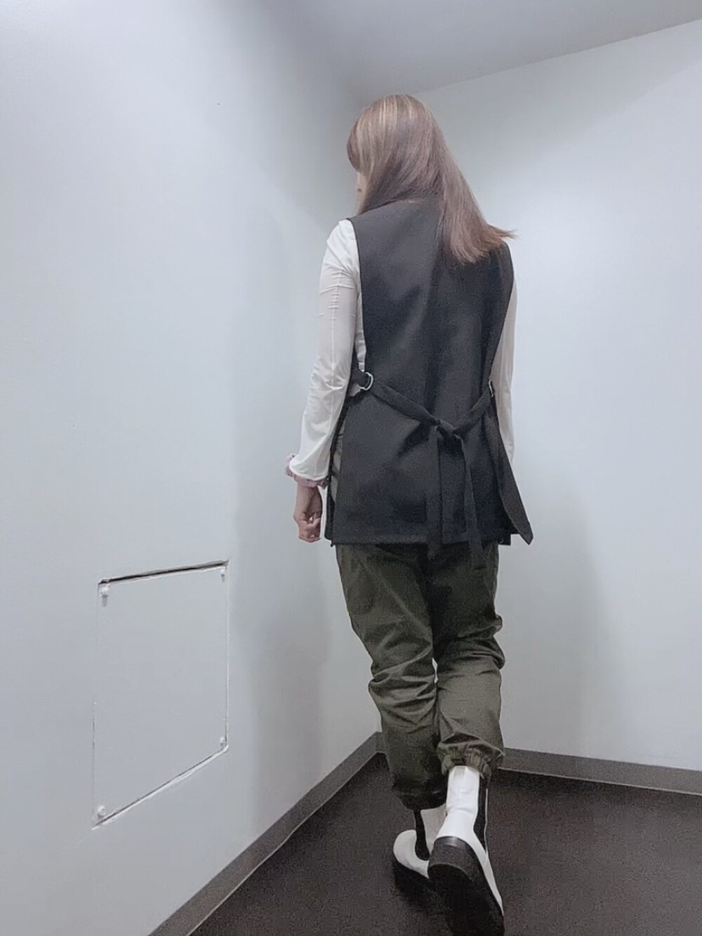 グリーン系のカーゴパンツ、ホワイト系のTシャツ/カットソー、ホワイト系のタンクトップを着用したレディースの夏コーディネートの3枚目の写真