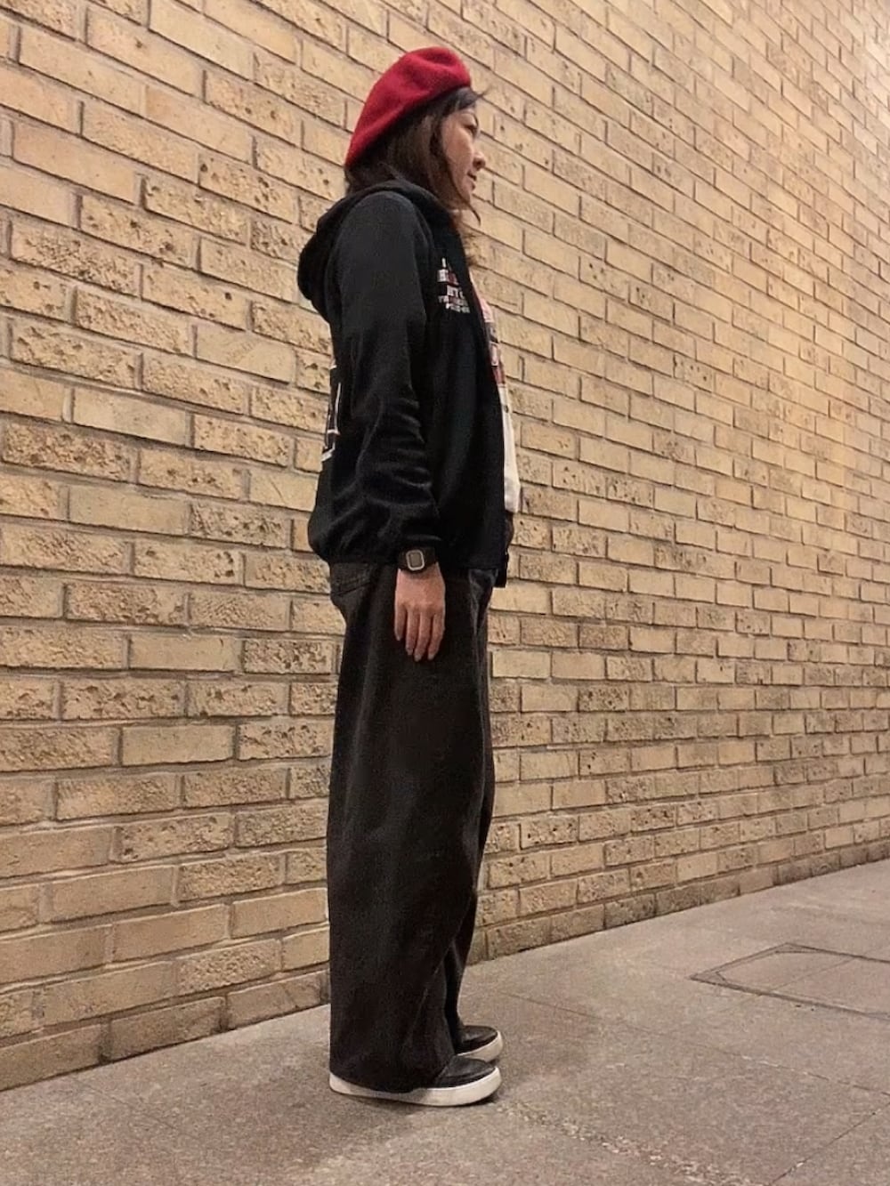 ホワイト系のTシャツ/カットソー、ブラック系のパーカー、ブラック系のスニーカーを着用したレディースの冬コーディネートの3枚目の写真