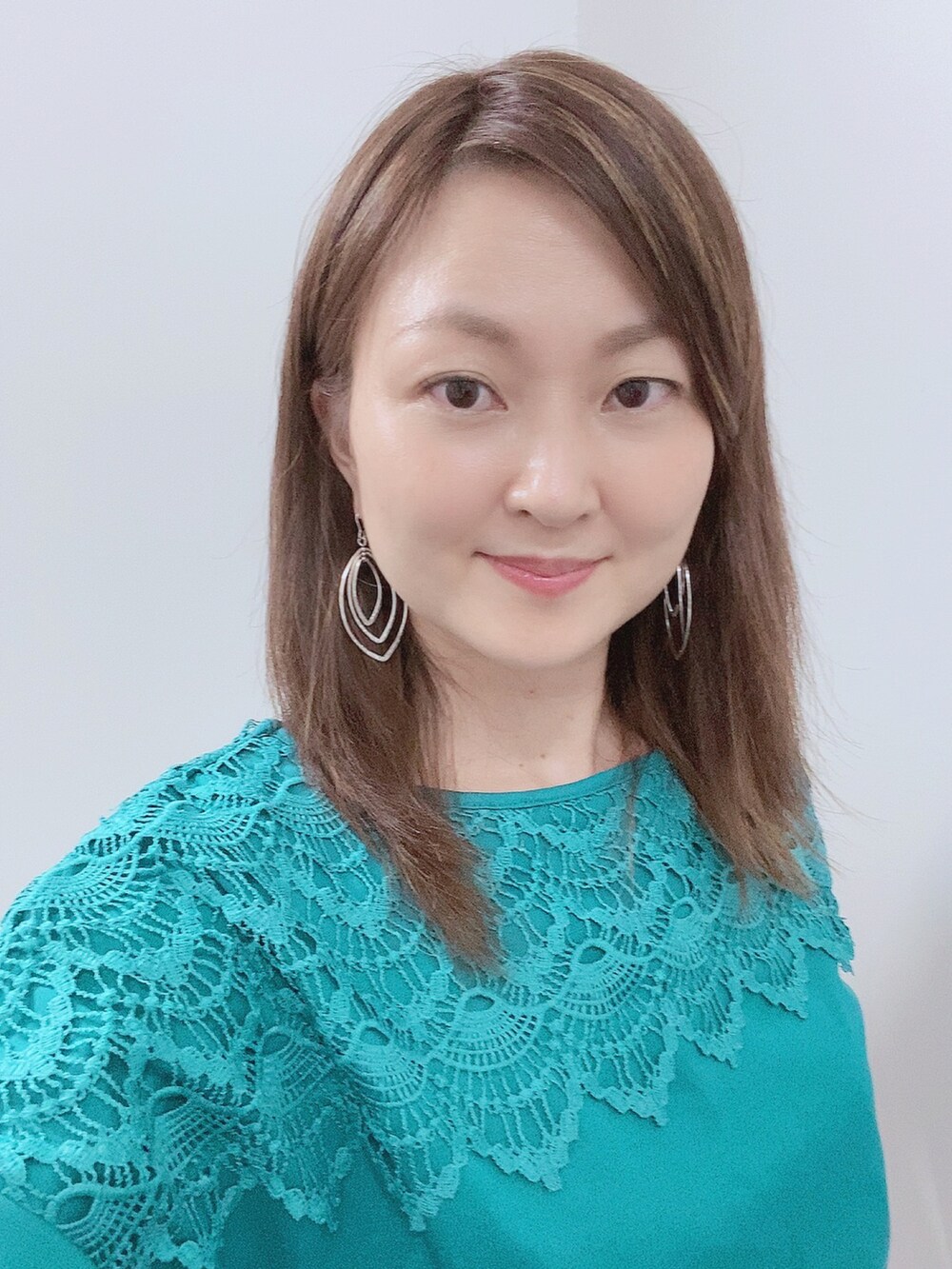 ホワイト系のスカート、ホワイト系のサンダル、グリーン系のTシャツ/カットソーを着用したレディースの夏コーディネートの4枚目の写真