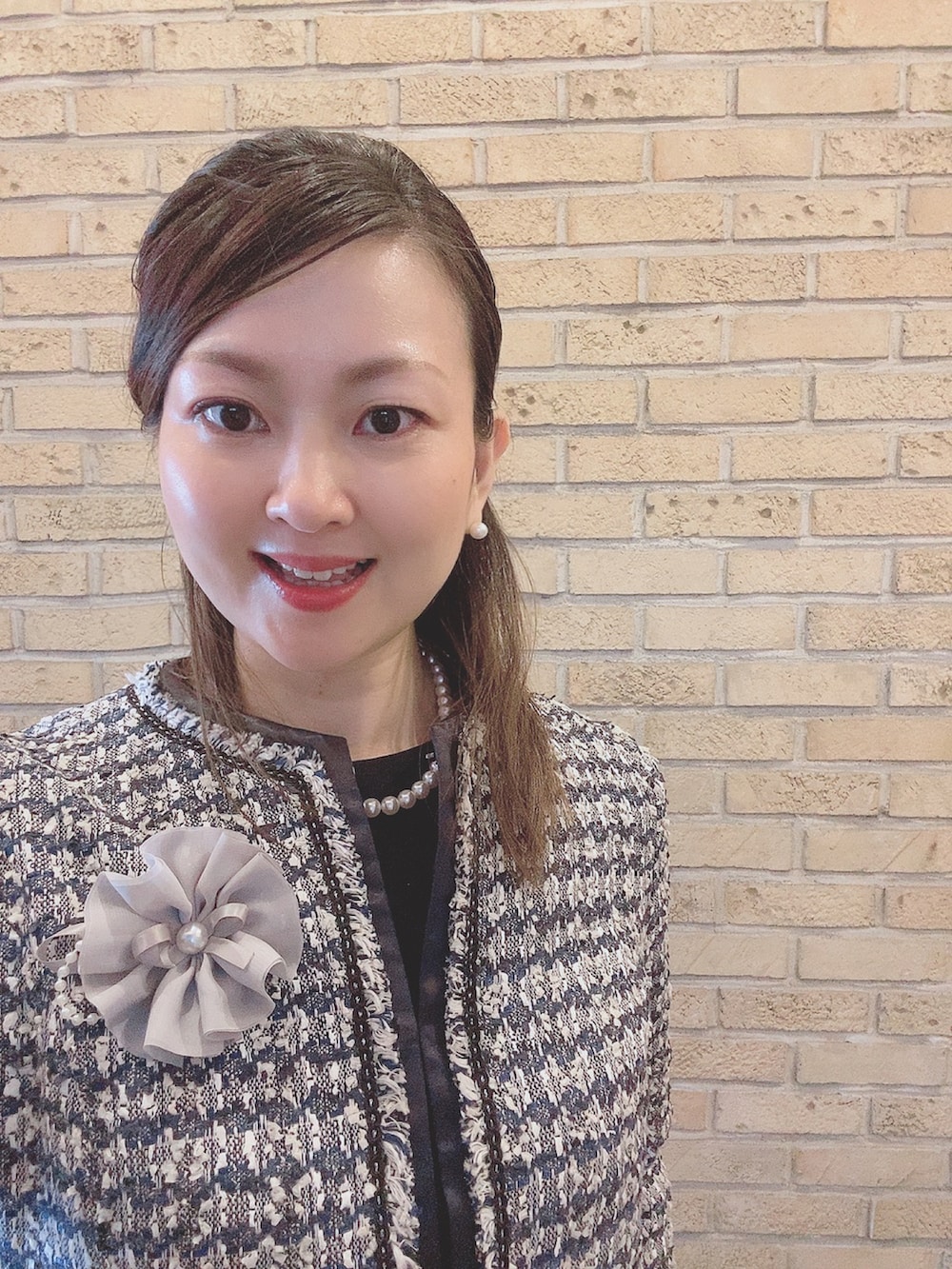 ブルー系のスーツセット、グレー系のパンプス、ベージュ系のバレッタ/ヘアクリップを着用したレディースの夏コーディネートの4枚目の写真