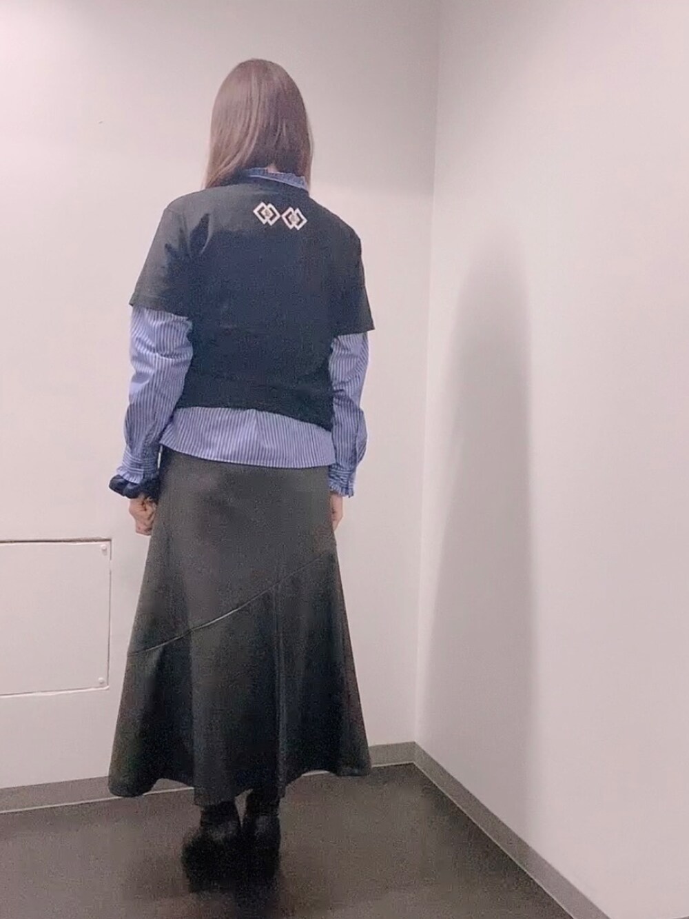 ブラック系のTシャツ/カットソー、ブルー系のシャツ/ブラウス、ブラック系のスカートを着用したレディースの冬コーディネートの3枚目の写真