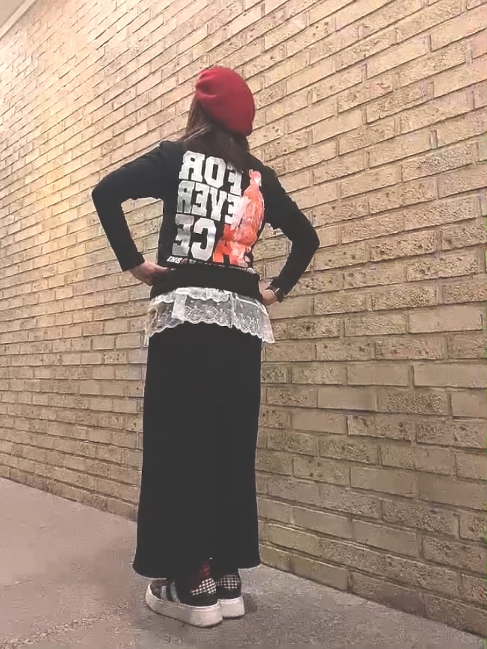 ブラック系のTシャツ/カットソー、その他のキャミソール、ブラック系のスカートを着用したレディースの冬コーディネートの3枚目の写真