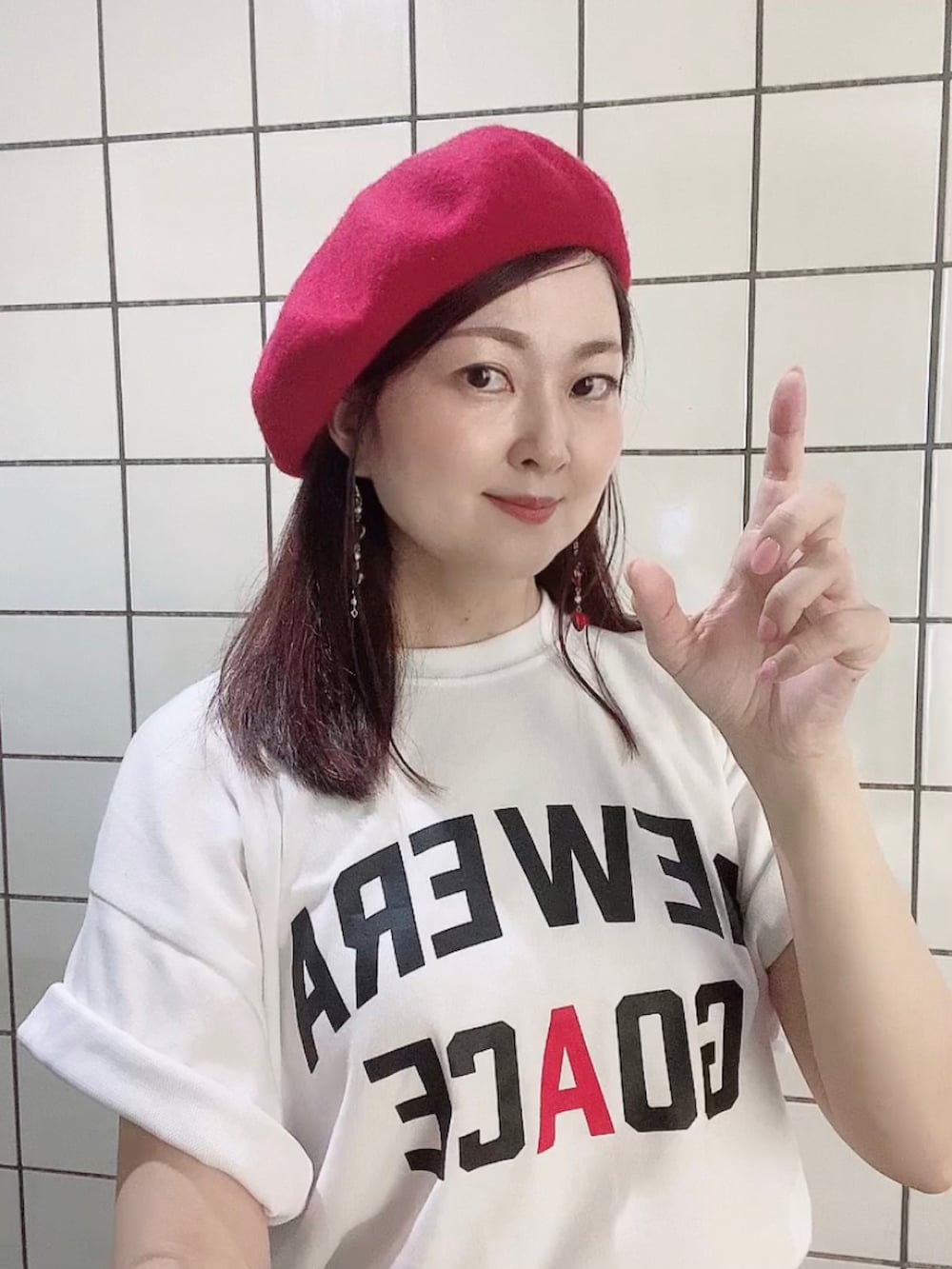 ホワイト系のTシャツ/カットソー、ブラック系のスカート、ブラック系のサンダルを着用したレディースの秋コーディネートの5枚目の写真