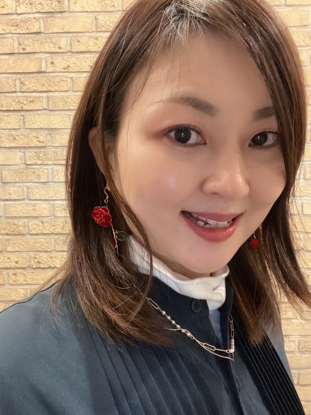ブルー系のワンピース、ホワイト系のTシャツ/カットソー、ホワイト系のブーツを着用したレディースの春コーディネートの3枚目の写真