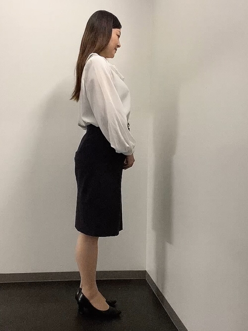 ブラック系のパスケースを着用したレディースの秋コーディネートの2枚目の写真