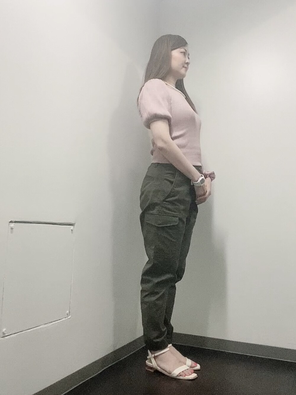 ピンク系のニット/セーター、グリーン系のカーゴパンツ、ホワイト系のサンダルを着用したレディースの夏コーディネートの2枚目の写真